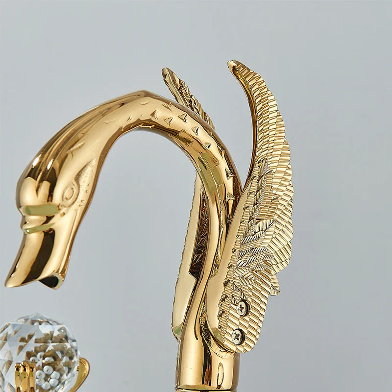 Grifo mezclador para lavabo DecorBites™ Gold Swan Crystal Handle para baño - Montaje sobre cubierta