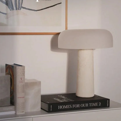 Lámpara de mesa DecorBites™ de mármol crema: Iluminación LED moderna para dormitorio