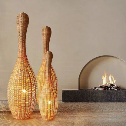 Lámpara de pie de bambú DecorBites™: Una lámpara de ratán única para la sala de estar, el dormitorio o la decoración de una casa de té.