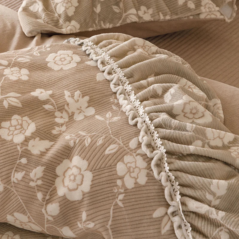 Decobites Vintage Flowers Ruffles Bedding Set in White Lace Design