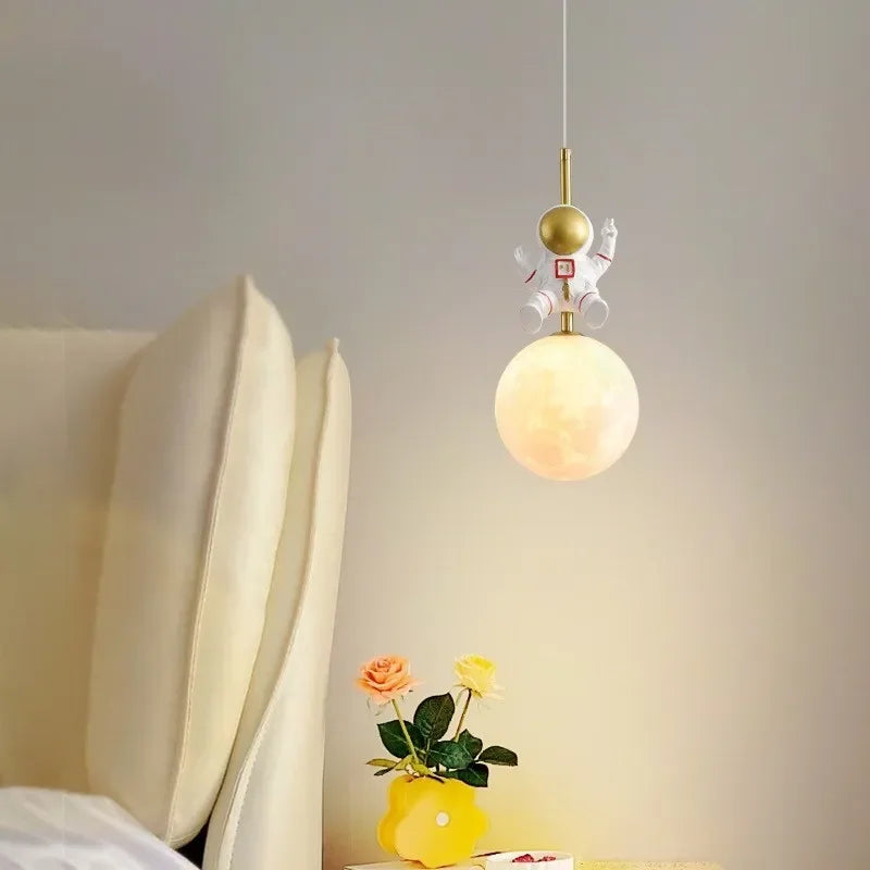 Lámpara colgante LED DecorBites™ Astronauta Luna para habitación infantil, diseño nórdico de hierro.