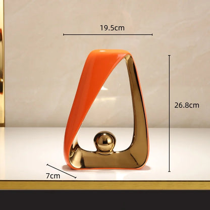 Escultura de esqueleto con triángulos geométricos y bola dorada DecorBites™: Figura decorativa abstracta para el hogar