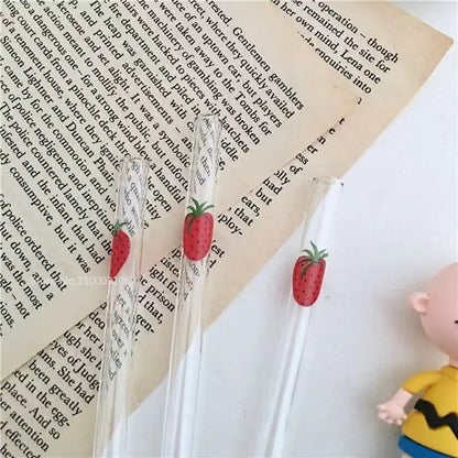 كوب عصير شفاف لطيف بتصميم فراولة من ديكوربايتس™ مع مصاصات