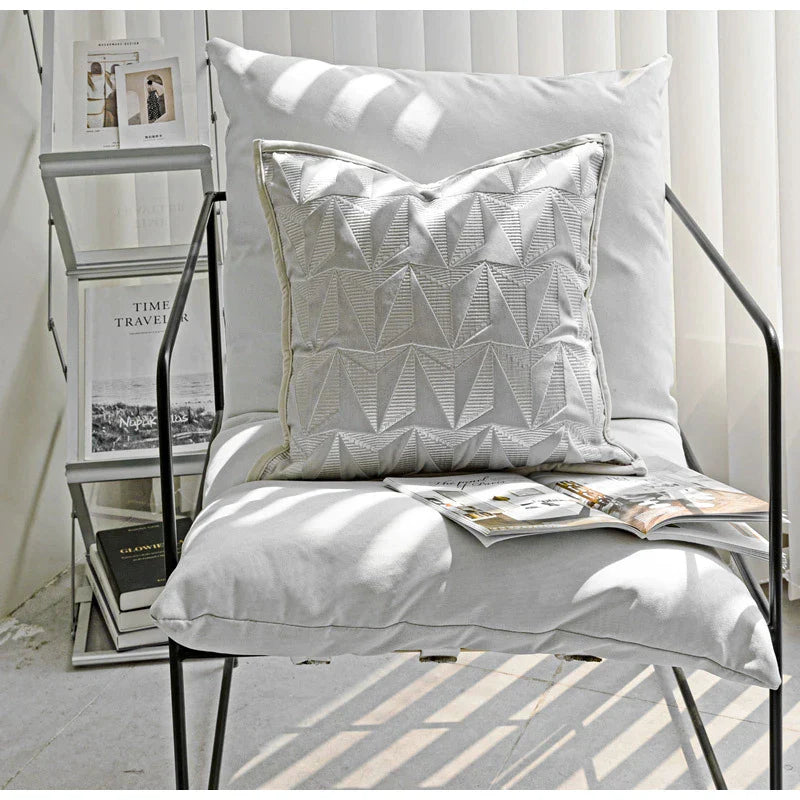 Funda de almohada DecorBites™ de terciopelo cortado con bordado geométrico cónico, cojín cuadrado plateado de lujo