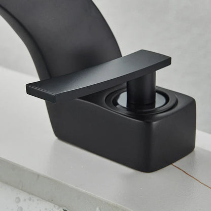 صنبور حوض حمام DecorBites™ أسود اللون مع خلاط ساخن وبارد مثبت على السطح بتصميم بسيط