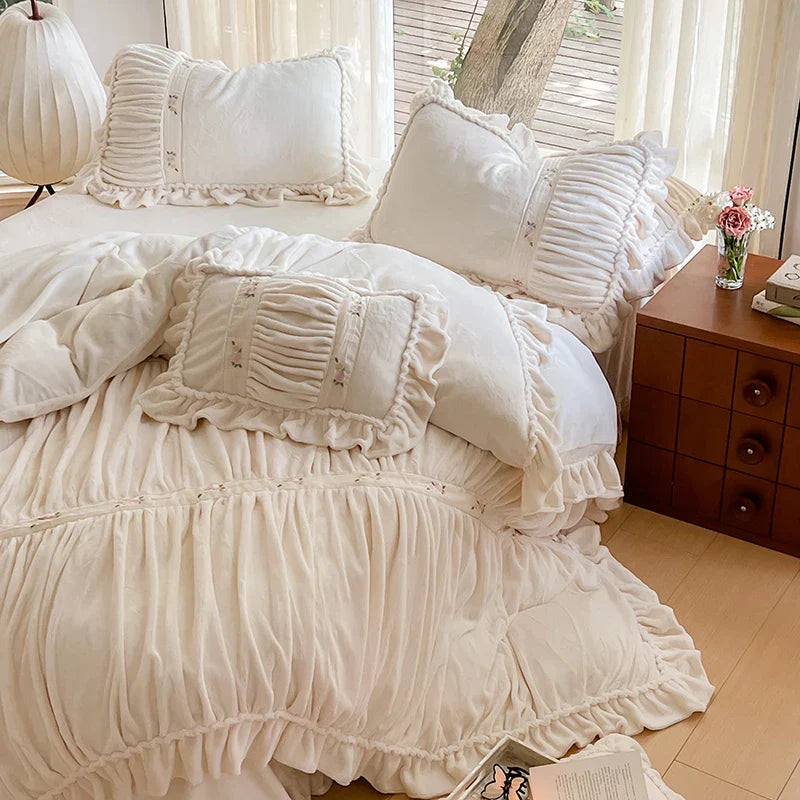 Juego de cama DecorBites™ con volantes de encaje plisado francés, funda nórdica de terciopelo polar y flores bordadas.