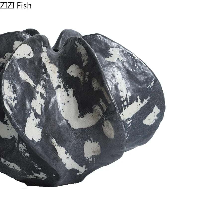 ديكور مكتب من الراتنج بتصميم مزهرية مرجانية سوداء من DecorBites™، بتصميم عصري لغرفة ذات طابع أزهار