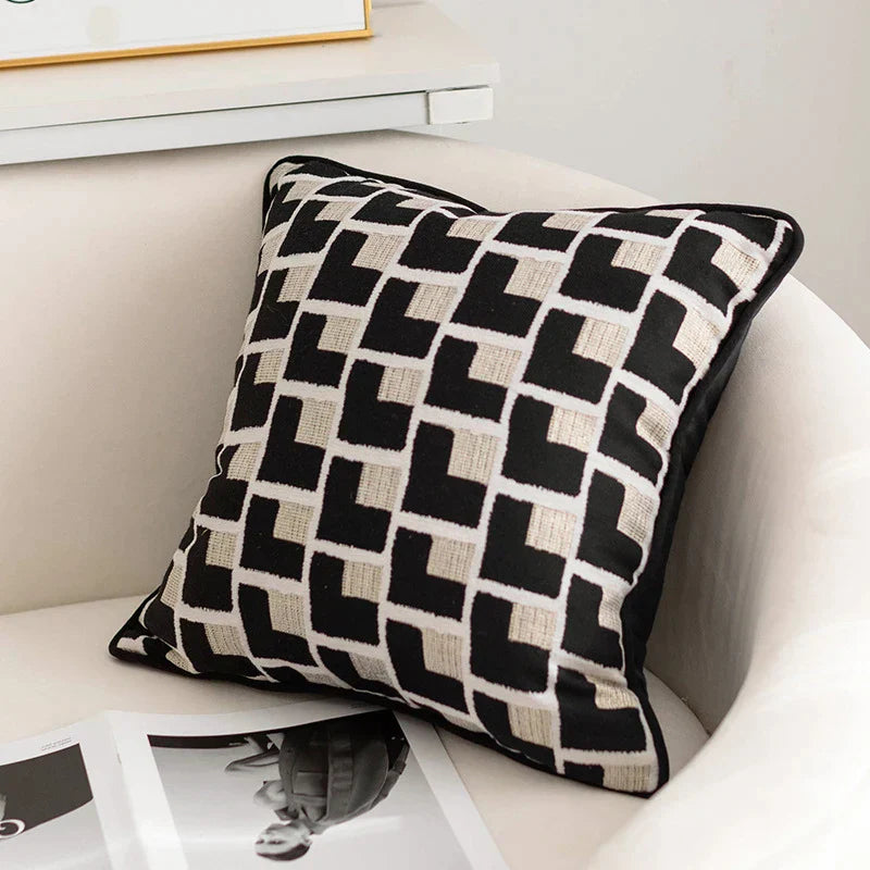 Funda de cojín DecorBites™ con textura geométrica en negro y dorado para una decoración elegante del salón.