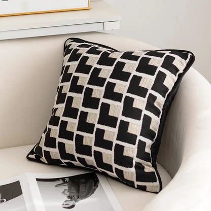 Funda de cojín DecorBites™ con textura geométrica en negro y dorado para una decoración elegante del salón.