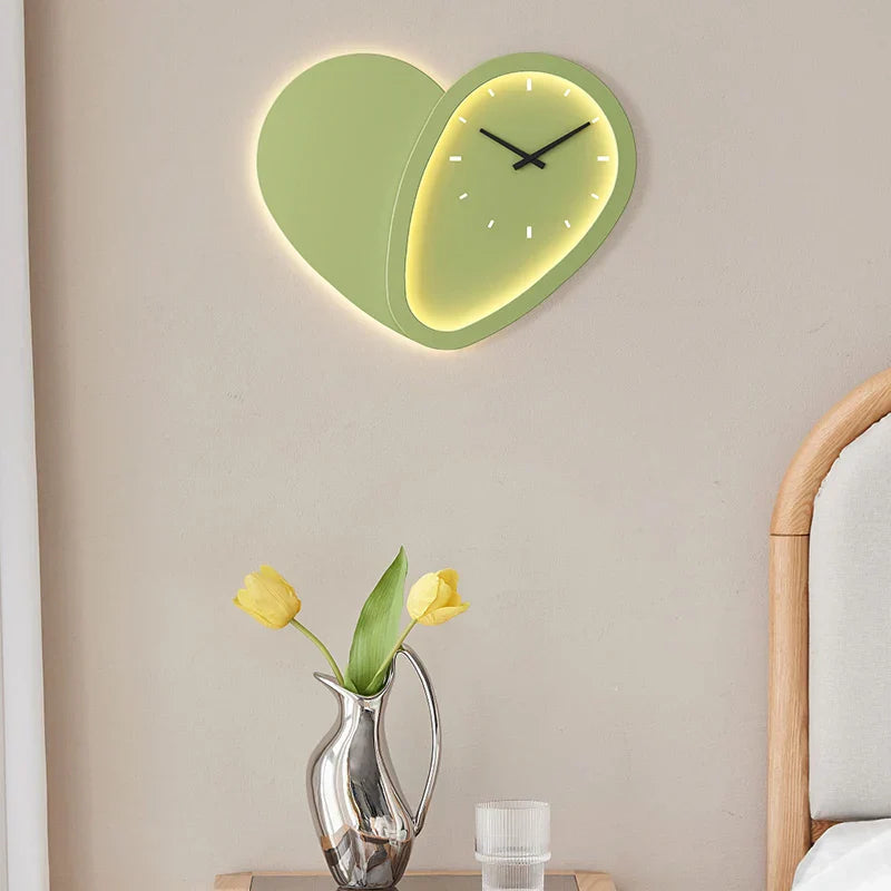 Aplique de pared con forma de reloj y corazón DecorBites™, regulable, para iluminación interior de dormitorio.