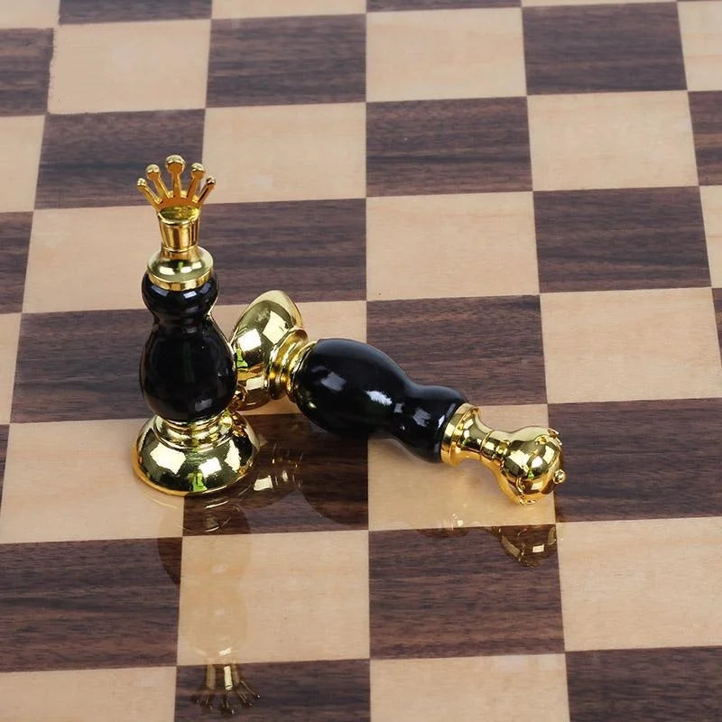 DecorBites™ Handmade Wooden Chess Set with Zinc Alloy King & Queen - Plaid Design