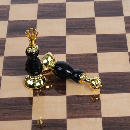 DecorBites™ Handmade Wooden Chess Set with Zinc Alloy King & Queen - Plaid Design