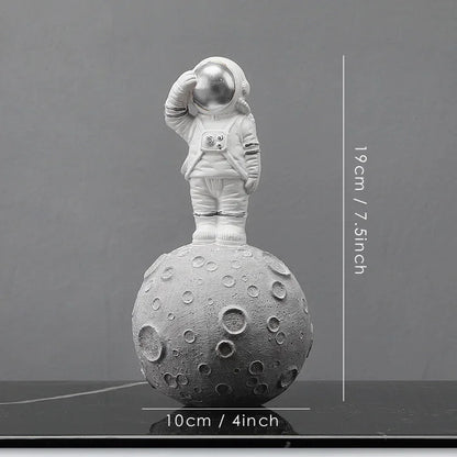 Figuras de astronautas DecorBites™: Escultura moderna de astronauta con luna, regalo perfecto para hombre y novio