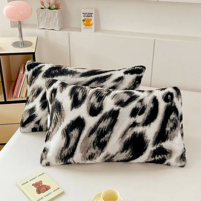 Funda de almohada DecorBites™ Cozy Winter Plush: Decoración suave para el hogar en terciopelo de leche con estampado nórdico