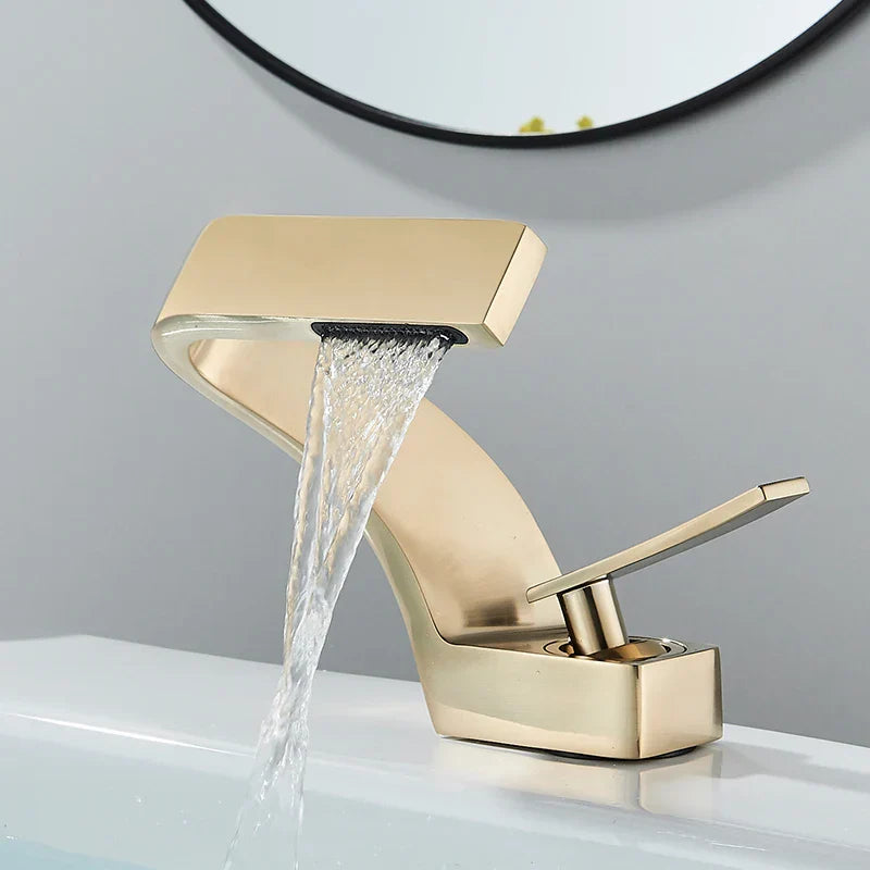 صنبور حوض حمام DecorBites™ أسود اللون مع خلاط ساخن وبارد مثبت على السطح بتصميم بسيط