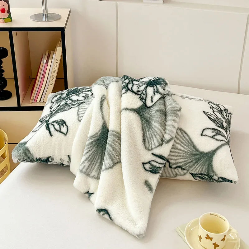 Funda de almohada DecorBites™ Cozy Winter Plush: Decoración suave para el hogar en terciopelo de leche con estampado nórdico