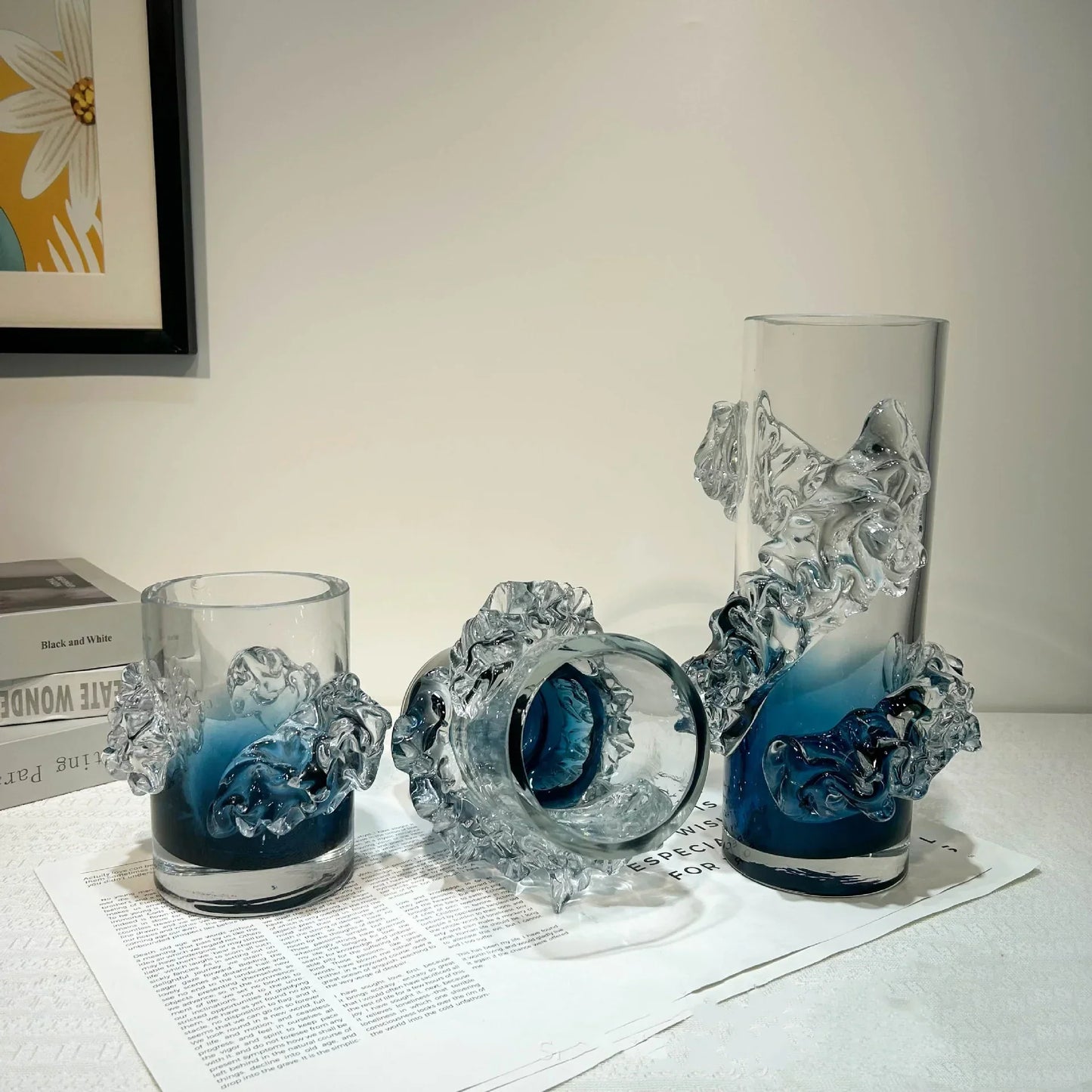 مزهرية زجاجية متموجة من DecorBites™ باللون الأزرق المتدرج للتنسيقات الزهرية وديكور الغرفة