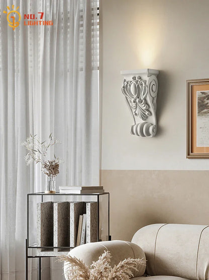 Lámpara de pared DecorBites™ de resina color crema con casquillo LED E27 para espacios clásicos