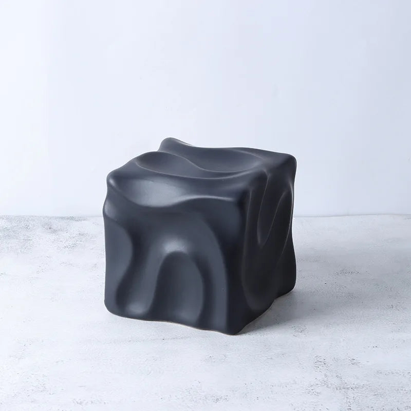 Figura decorativa Decorbites™ de cerámica dorada con patrón geométrico irregular plegado