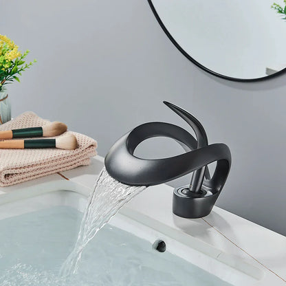 Grifo de lavabo tipo cascada DecorBites™ de latón negro, monomando para montaje en cubierta