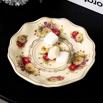 طقم أكواب وصحن سيراميك مزين بزهرة وحواف دانتيل من ديكوربايتس™ - فنجان شاي مطلي بالذهب لطاولة الطعام