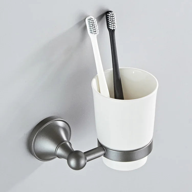 Juego de accesorios de baño DecorBites™ grises: toallero, portaescobillas, estante y jabonera.