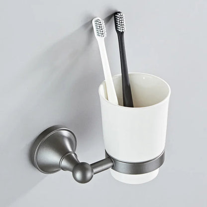 Juego de accesorios de baño DecorBites™ grises: toallero, portaescobillas, estante y jabonera.