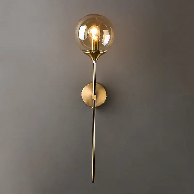 Lámpara de pared DecorBites™ con bola de cristal dorado: Iluminación moderna de estilo nórdico para mesilla de noche y salón