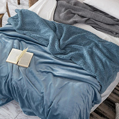 Manta de felpa acogedora DecorBites™: Suave, cálida y ligera para dormitorio y sofá en todas las estaciones