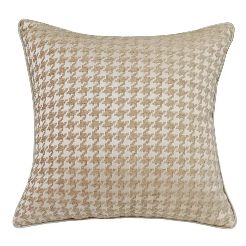 غطاء وسادة قطني من قماش الجاكار بنقشة مربعات باللون البيج الذهبي من DecorBites™ للديكورات الداخلية العصرية