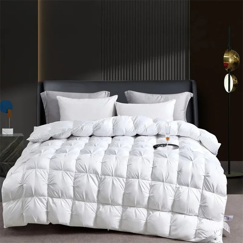 Decobites Luxury White Goose Down Quilt for Queen King Bed Warm Cozy Lightweight Comforter