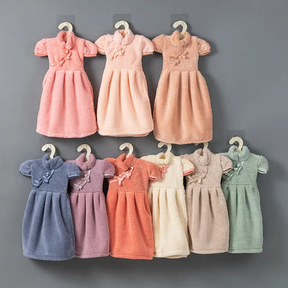 Toalla de mano Cheongsam de forro polar coral DecorBites™: suave, absorbente y de secado rápido. Ideal para el hogar y para colgar en la pared.