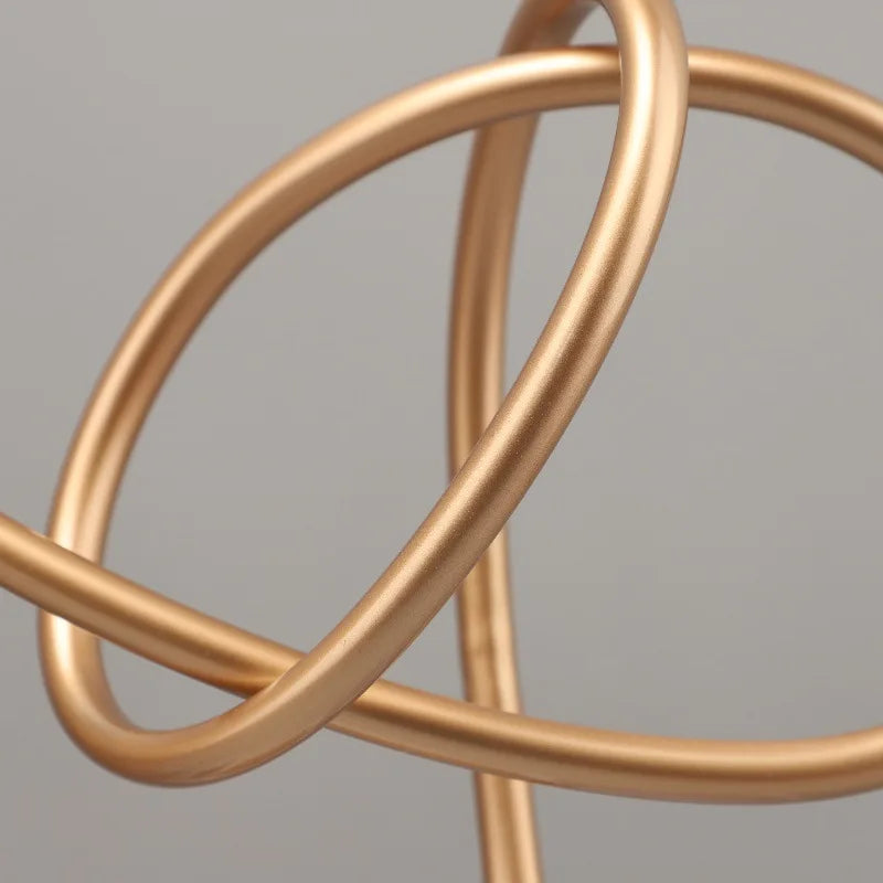 Escultura geométrica metálica DecorBites™ Gold Line sobre base de mármol para decoración del hogar