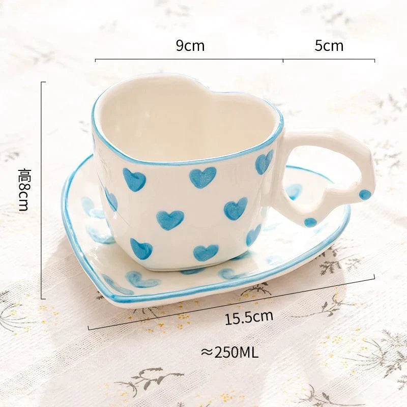 طقم فناجين قهوة وصحن DecorBites™ سعة 250 مل بمقبض على شكل قلب، قلوب وردية مرسومة يدويًا