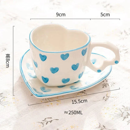 طقم فناجين قهوة وصحن DecorBites™ سعة 250 مل بمقبض على شكل قلب، قلوب وردية مرسومة يدويًا