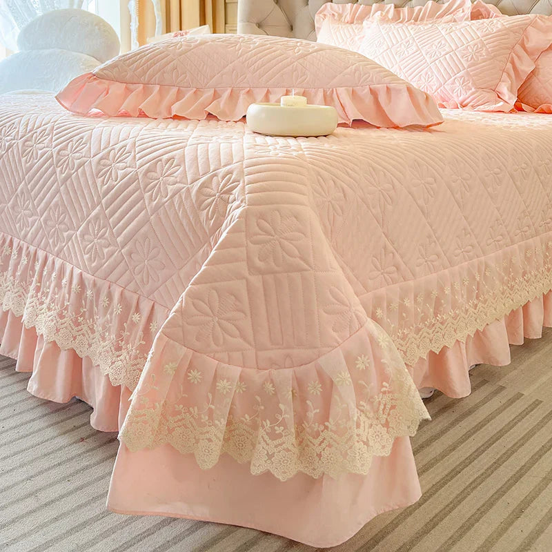 Decobites Lace Ruffles Quilted Bedspread Set with Pillowcases