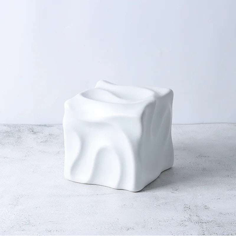 Figura decorativa Decorbites™ de cerámica dorada con patrón geométrico irregular plegado