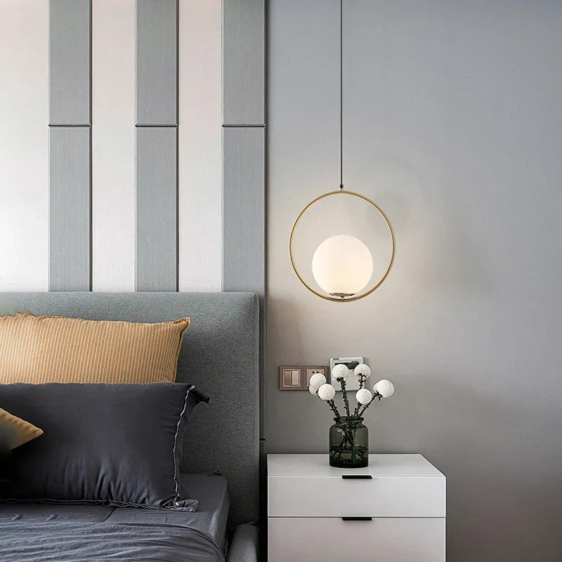 ديكوربايتس™ مصابيح معلقة على شكل حلقة معدنية سوداء مع كرة زجاجية وإضاءة LED