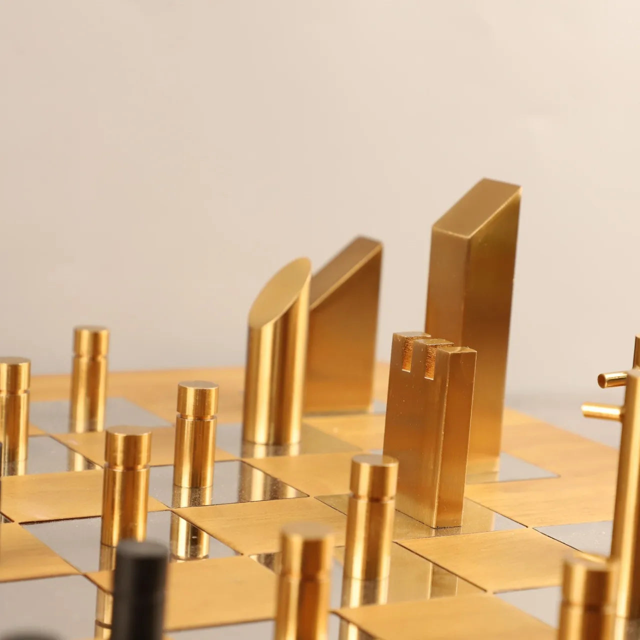 "Juego de ajedrez de bloques geométricos DecorBites™ - Tablero de ajedrez de madera y metal para decoración del hogar"