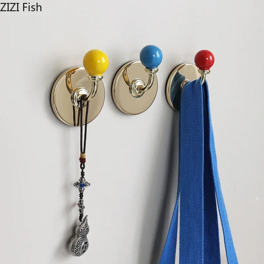 Organizador de almacenamiento DecorBites™ con ganchos de pared coloridos para sombreros y ropa