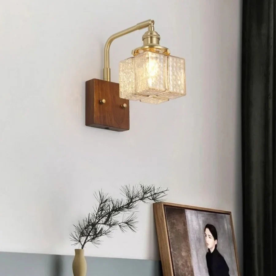 DecorBites™ مصباح حائط LED من الزجاج الكهرماني مع خشب الجوز، ومفتاح سلسلة سحب لغرفة المعيشة