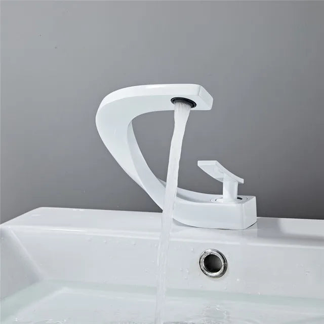 Grifo mezclador para lavabo DecorBites™ negro, acabado dorado cepillado, para baño, agua fría y caliente, cromado.