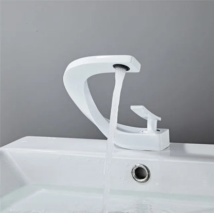Grifo mezclador para lavabo DecorBites™ negro, acabado dorado cepillado, para baño, agua fría y caliente, cromado.