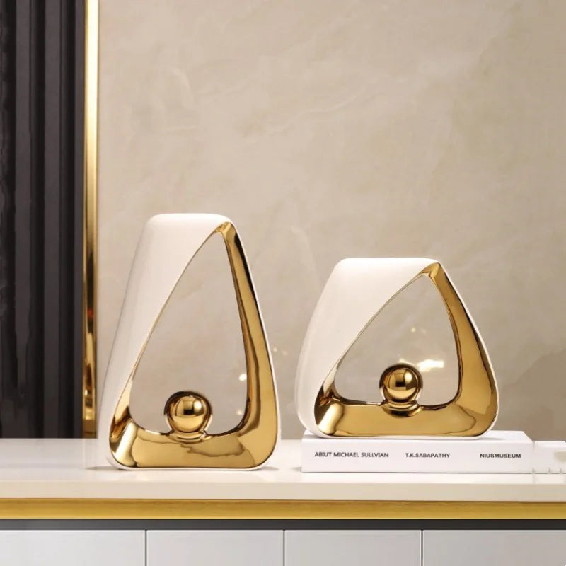 Escultura de esqueleto con triángulos geométricos y bola dorada DecorBites™: Figura decorativa abstracta para el hogar