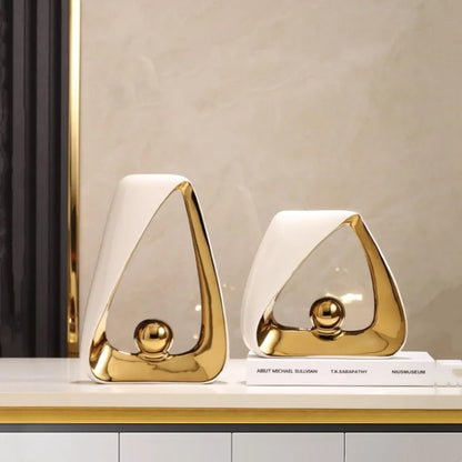 Escultura de esqueleto con triángulos geométricos y bola dorada DecorBites™: Figura decorativa abstracta para el hogar