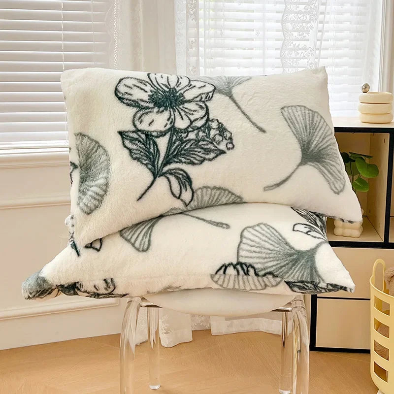 Funda de almohada DecorBites™ Cozy Winter Plush: Decoración suave para el hogar en terciopelo de leche con estampado nórdico