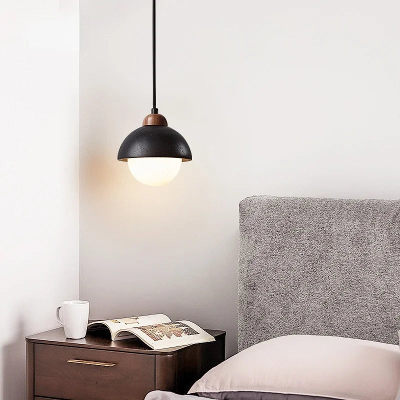 Lámpara colgante LED DecorBites™ con bola de cristal y acabado Wabi Sabi en travertino negro.