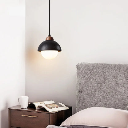 Lámpara colgante LED DecorBites™ con bola de cristal y acabado Wabi Sabi en travertino negro.