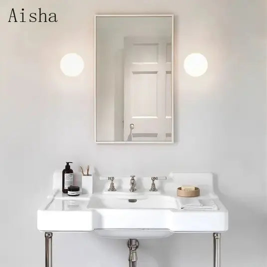 Apliques de pared DecorBites™ con forma de bola de cristal dorado para una decoración moderna del hogar.