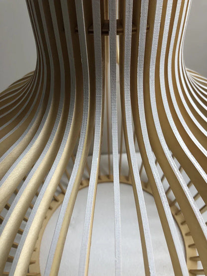 مصباح معلق خشبي على شكل قفص باللونين الأسود والأبيض من DecorBites™ لغرفة المعيشة